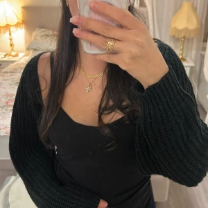 Svart croppad stickad tröja Shein - Säljer en svart croppad stickad tröja från Shein i storlek XS. Tröjan har breda ribbade muddar och lång ärm, perfekt att slänga över ett linne eller topp. Enkel och snygg design som funkar till många olika outfits. Knappt använd och har jätte fint material☀️