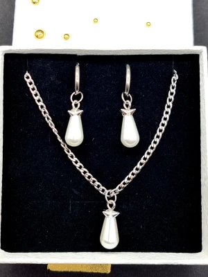 örhängen och halsband  - Stilrena örhängen och halsband inspirerade av Maria Nilsdotter. Material-rostfritt stål. Örhängen längd-3,7cm, halsband längd-40cm. ☝️Vid köp ingår två extra berlocker som kan bytas ut, då själva hänget är ömtåligt och känsligt för stötar.