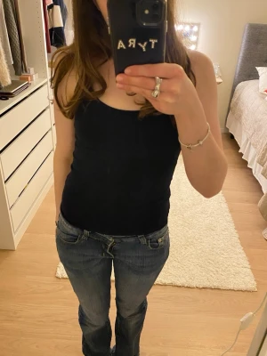 Marinblått linne från Gina Tricot  - Säljer detta helt oanvända marinblåa linnet från Gina Tricot. 