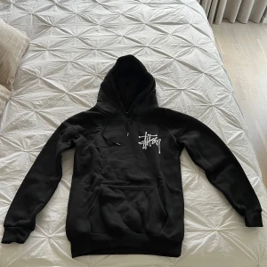 Stüssy hoodie - Stüssy hoodie storlek M men sitter som en S