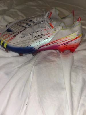 Adidas Predator Edge.1 Ag - Jag säljer Adidas Predator Edge.1 AG i och med att jag har växt ur skon men aldrig riktigt använt skon heller. Så skicket på skon är extremt bra i och med att jag bara har använt dem ett par gånger. Priset ligger runt 3000kr nypris. Så det här är ett otroligt billigt pris i och med att jag behöver pengarna snabbt.