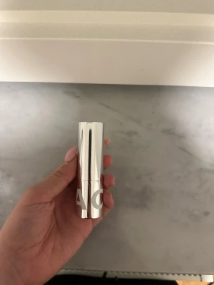 Caia BB-stick - Säljer ett Caia bb stick som jag fick i julklapp men i fel nyans. Färgen är 10c vilket som är för ljust för mig tyvärr och kommer ej användas. Sticket har aldrig använts utan bara öppnats för att ta bild till detta anbud. Orginalpris 295, mitt utgångspris är 290 men pris kan diskuteras 