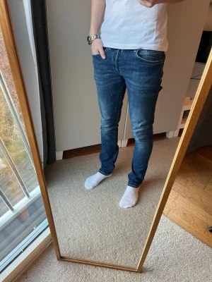 Dondup George jeans  - Tja! Schysst par Dondup jeans!| Modell: George| Mycket gott skick!| Kontakta mig vid frågor och funderingar!| Pris alltid diskuterbart!| //Nils-Köp efter 25-12 skickas tidigast 29/30-12!