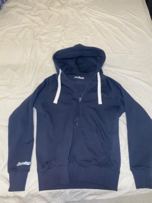Navy russemerch - Tjabba säljer min sprillans nya mörk blåa russemerch zip up i storlek L. Fick denna i julklapp och tyckte den var för stor därför säljs den. Använd 1 gång. Tveka inte på att komma privat för frågor och bilder