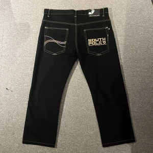 Southpole jeans - Snygga svarta byxor från southpole. Byxorna har normal passform och sitter mer som w36