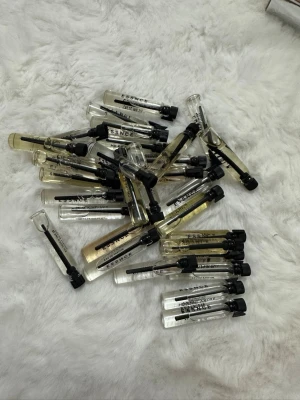 ESSNCE parfymprover samling - Upptäck flera olika dofter från ESSNCE med dessa smidiga parfymprover. Perfekt för dig som vill testa och variera mellan olika stilar. Varje provflaska är enkel att ta med och använda när du vill. 31 stycken värde av 1395kr