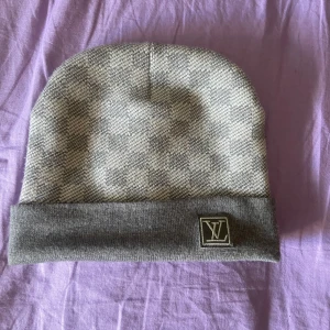 Lav mössa - Skön o varm, lite stor. Pris kan diskuteras 