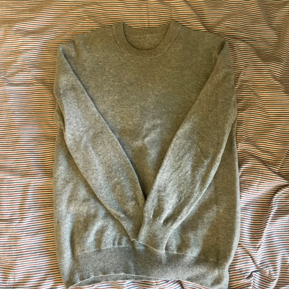 Grå stickad tröja i kashmir - 1