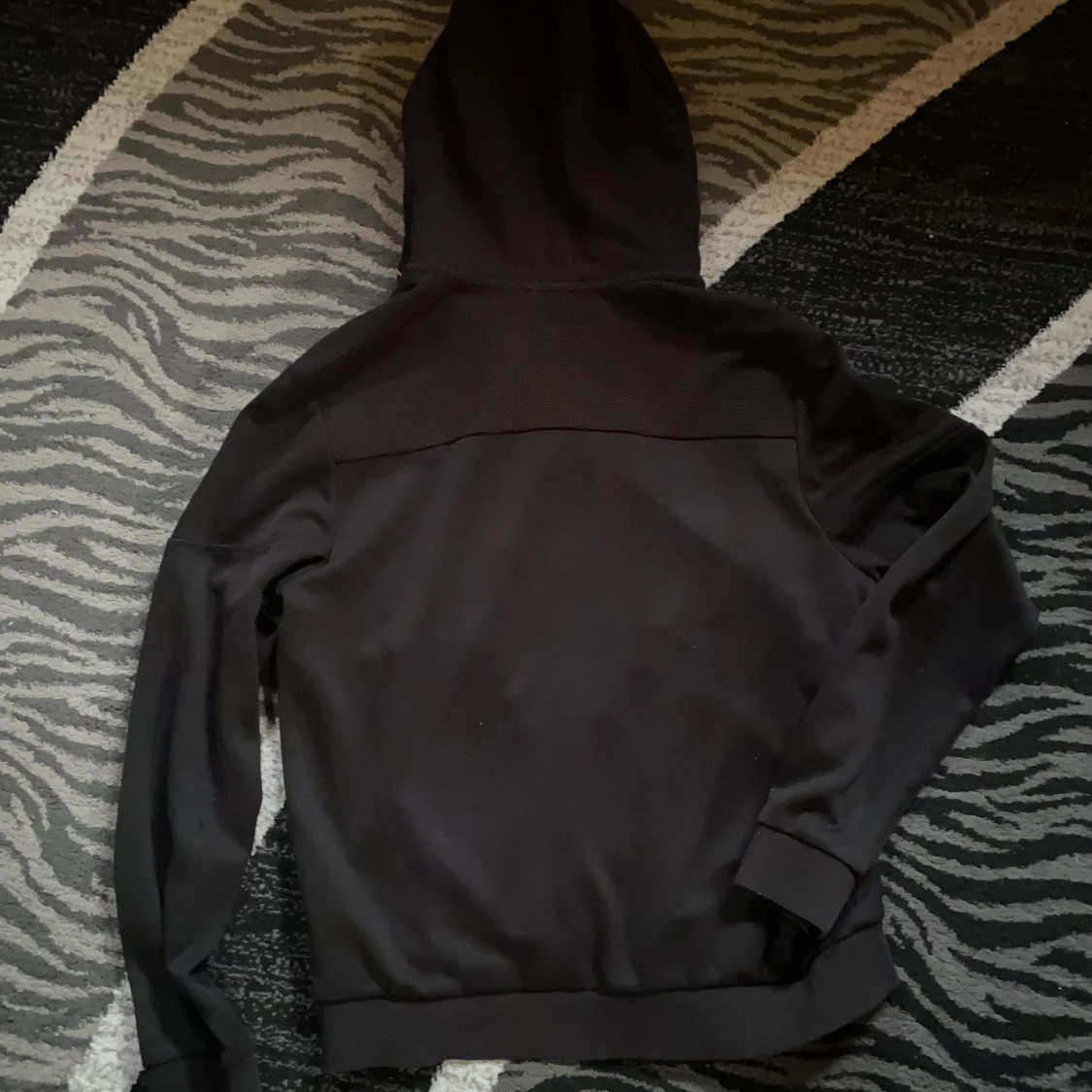 Svart hoodie från BOSS med guldtryck - 1