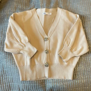 Stickad topp - Jätte snygg kort topp som sitter tajt i midjan