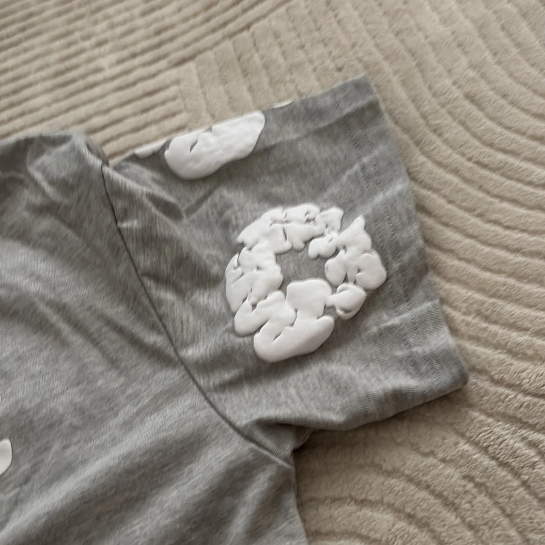 Grå blommig t-shirt från Denim Tears - 2