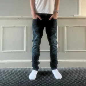 G-Star Raw 3301 Jeans - Säljer dessa G-Star jeans. De är i slim modell och är storlek W30 L30. Den enda defekten de har kan man se på 4e bilden, annars är de som nya. Skick: 7/10 nypris: ca 1000kr