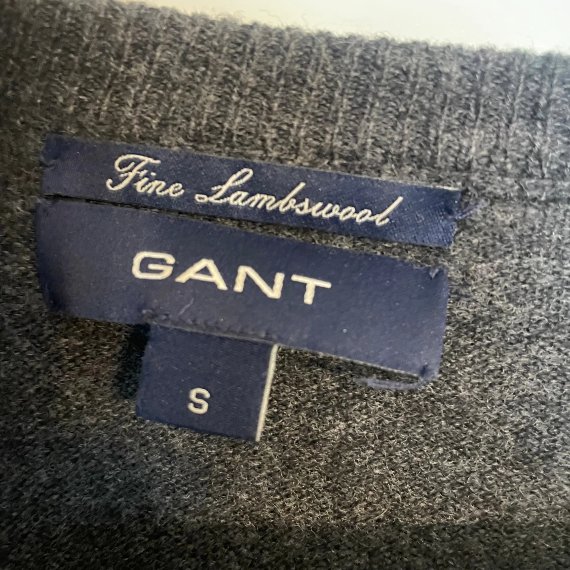 Mörkgrå stickad GANT tröja v-ringad - 2