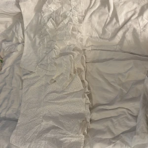 Vita kjolar med volanger - Jätte fina vita kjolar , en men broderade detaljer och den andra med små blommor ❤️❤️ den med broderi på sig är i storlek 38 och den andra i 36 men jag tycker dom sitter exakt lika dant som samma storlek❤️❤️❤️❤️ båda kjolarna för 220