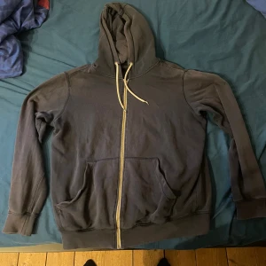 Mörkblå Essentials hoodie med dragkedja - Mörkblå hoodie från Essentials by Haco Marino i storlek L. Tröjan har huva med snörning, hel dragkedja framtill och två stora fickor. Perfekt basic-plagg med klassisk passform och mjukt bomullsmaterial.