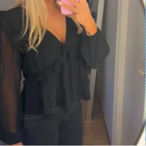 Blus bikbok - Svart blus från bikbok inga defekter storlek m🩷