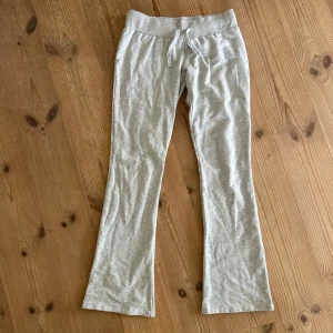 Ljusgrå mjukisbyxor från nelly - Säljer ett par ljusgrå mjukisbyxor från nelly med bootcut och resår i midjan samt snörning framtill. Passar dig som gillar bekväma och stilrena plagg. Oanvända!💓