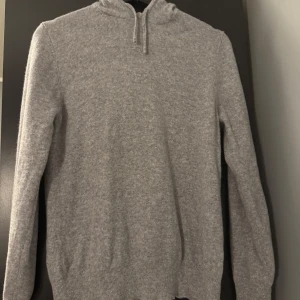 Grå kashmir hoodie från Sayless - Säljer en mjuk och snygg kashmirtröja i storlek s. Den har krympt lite i tvätten så den passar bäst för XS. Använd en del men i fint skick, ca 8/10.