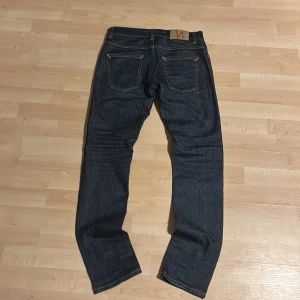 Mörkblå jeans från Nudie Jeans - Riktigt feta Nudie jeans. Grim Tim (29/32). Helt nya! Priset kan diskuteras 