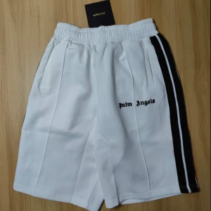 Palm Angels vita shorts  - Vita palm angels shorts använd bara några gånger den är som ny