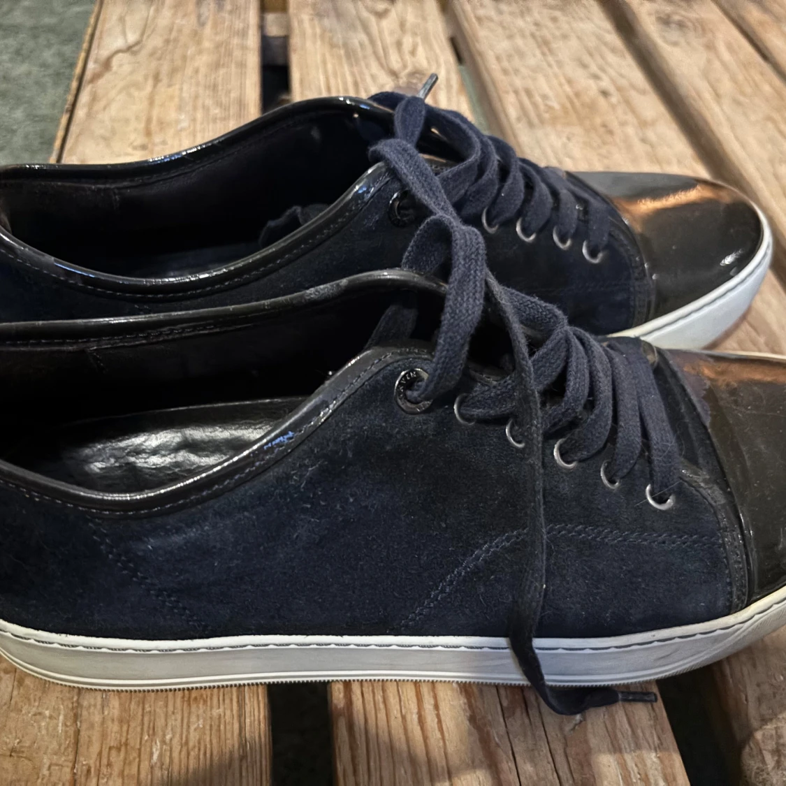 Svarta sneakers med lackad tå - 1