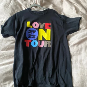 Intressekoll! Harry Styles Love On tour 2022 t-shirt - Vill kolla intresset för att eventuellt sälja tröjan! Svart t-shirt från Harry Styles Love On Tour 2022 med färgglatt tryck på framsidan och turnédatum på ryggen. T-shirten är i bomull och har korta ärmar. 