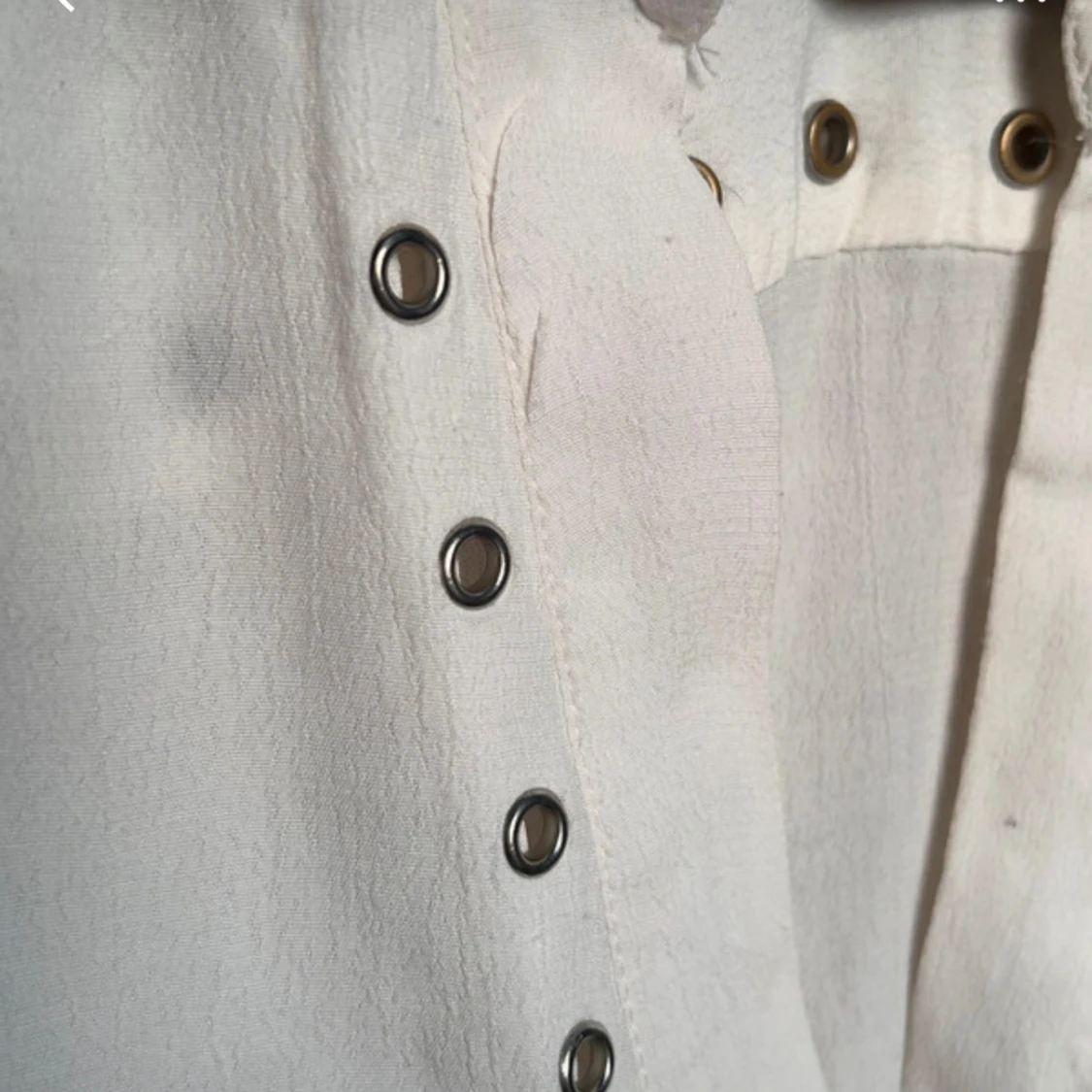 Vit henley-skjorta med nitar - 3