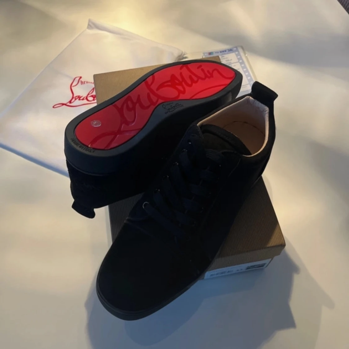 Svarta mockaskor med röd undersida - 1