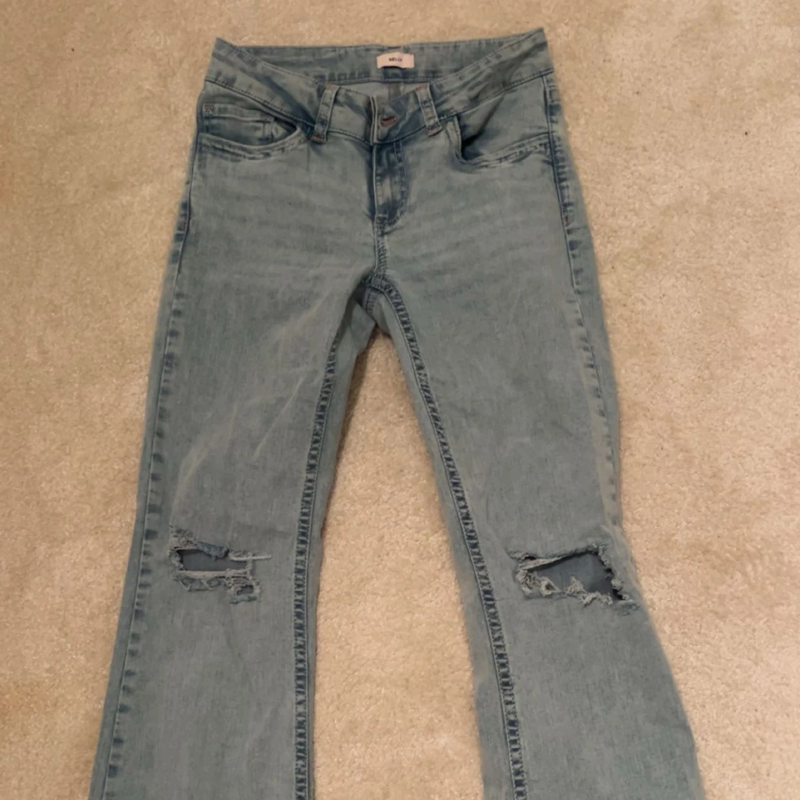 Ljusblå bootcut jeans med slitningar - 1