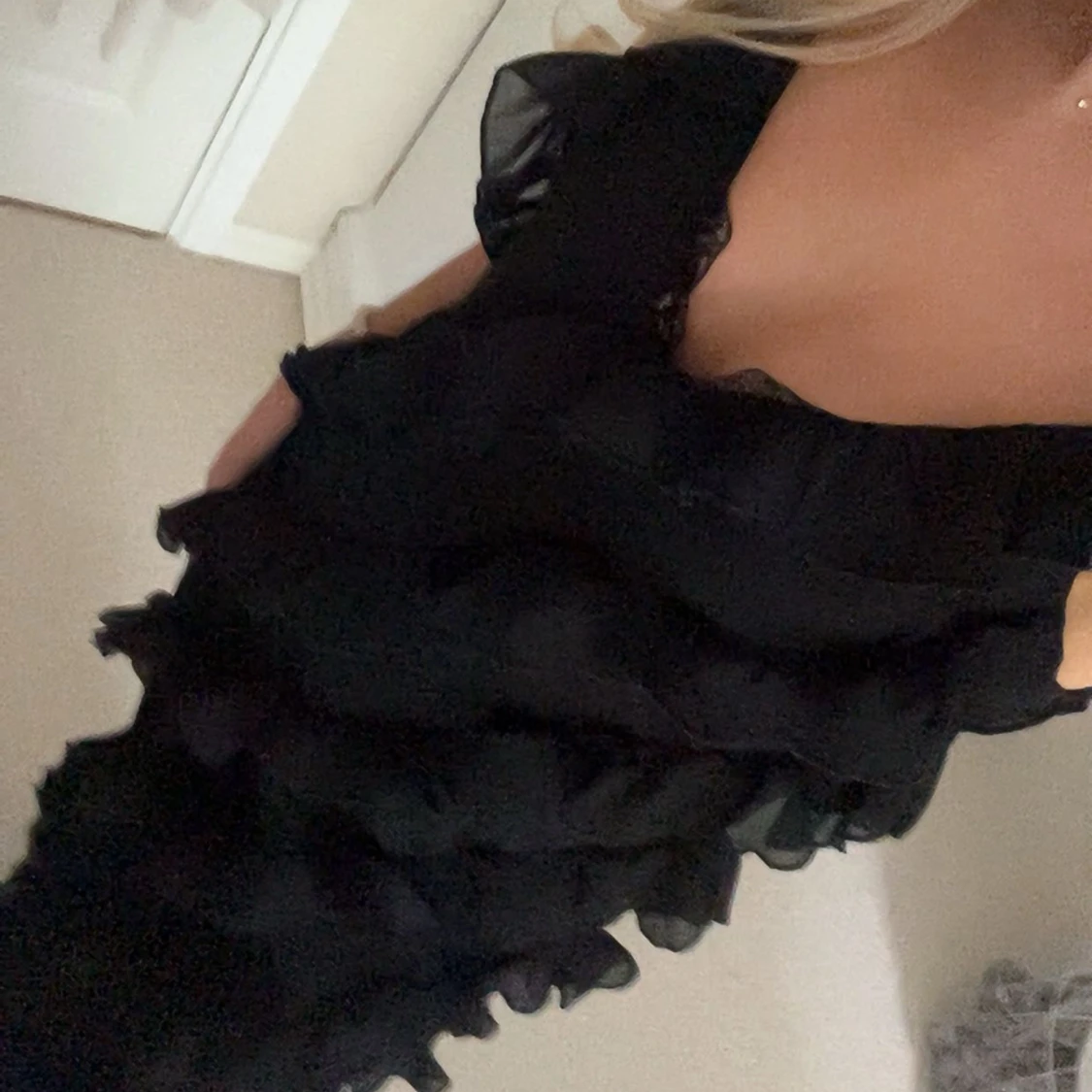 Svart långklänning med volanger - 1