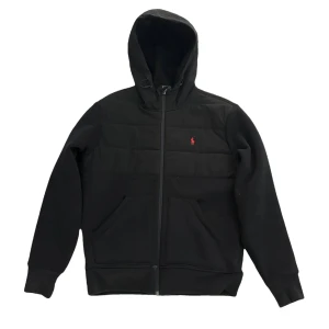 Jacka/ hoodie från Polo Ralph Lauren - Svart hoodie från Polo Ralph Lauren med dragkedja och huva. Tröjan har två fickor framtill och en liten röd logga på bröstet. Insidan är fodrad med mjuk fleece som gör den extra skön. Perfekt för kyliga dagar.