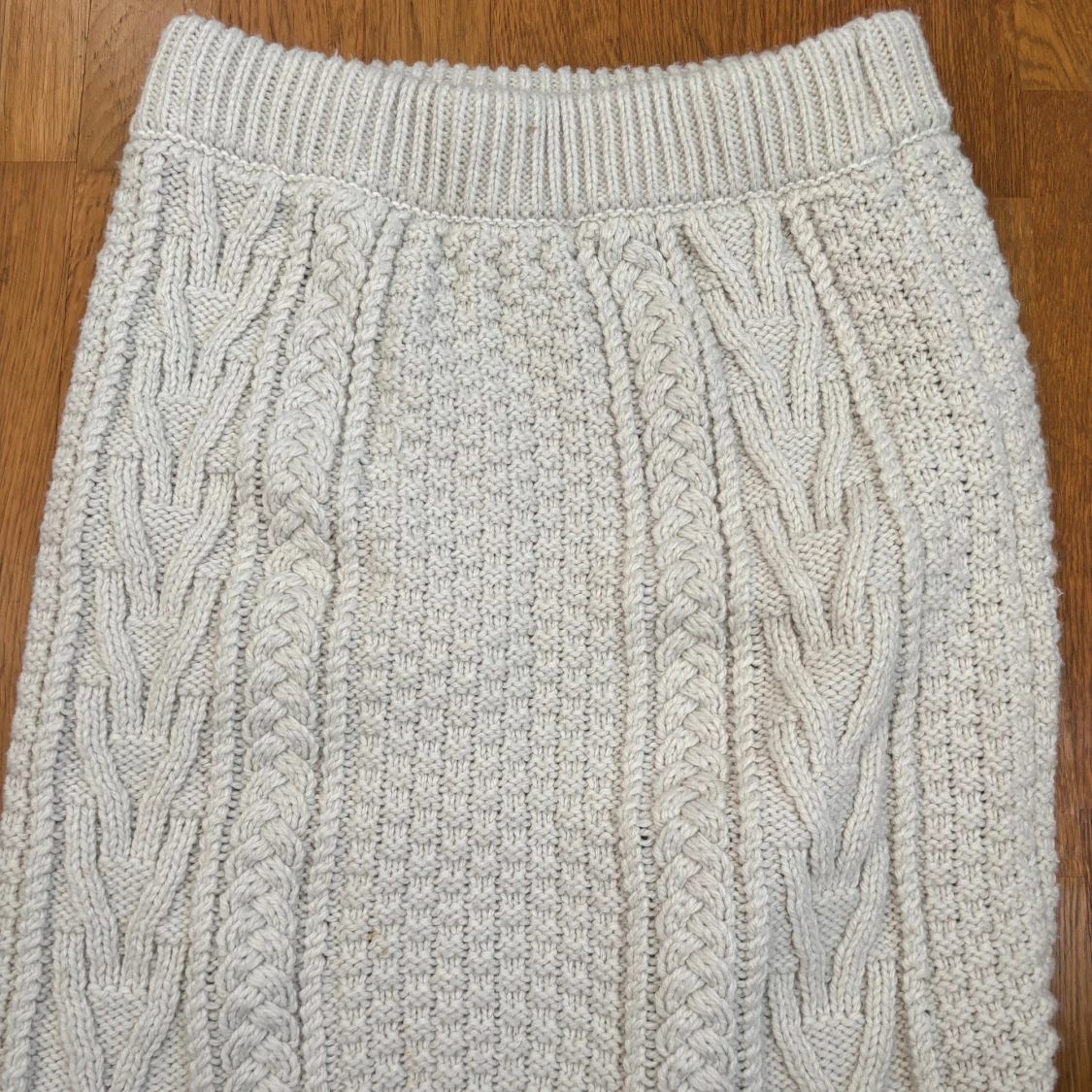 Stickad beige kjol från Lindex