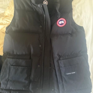 Svart väst från Canada Goose L - Svart Canada goose vest, nypris 7495. Perfekt skick. Storlek L möts i Stockholm. 