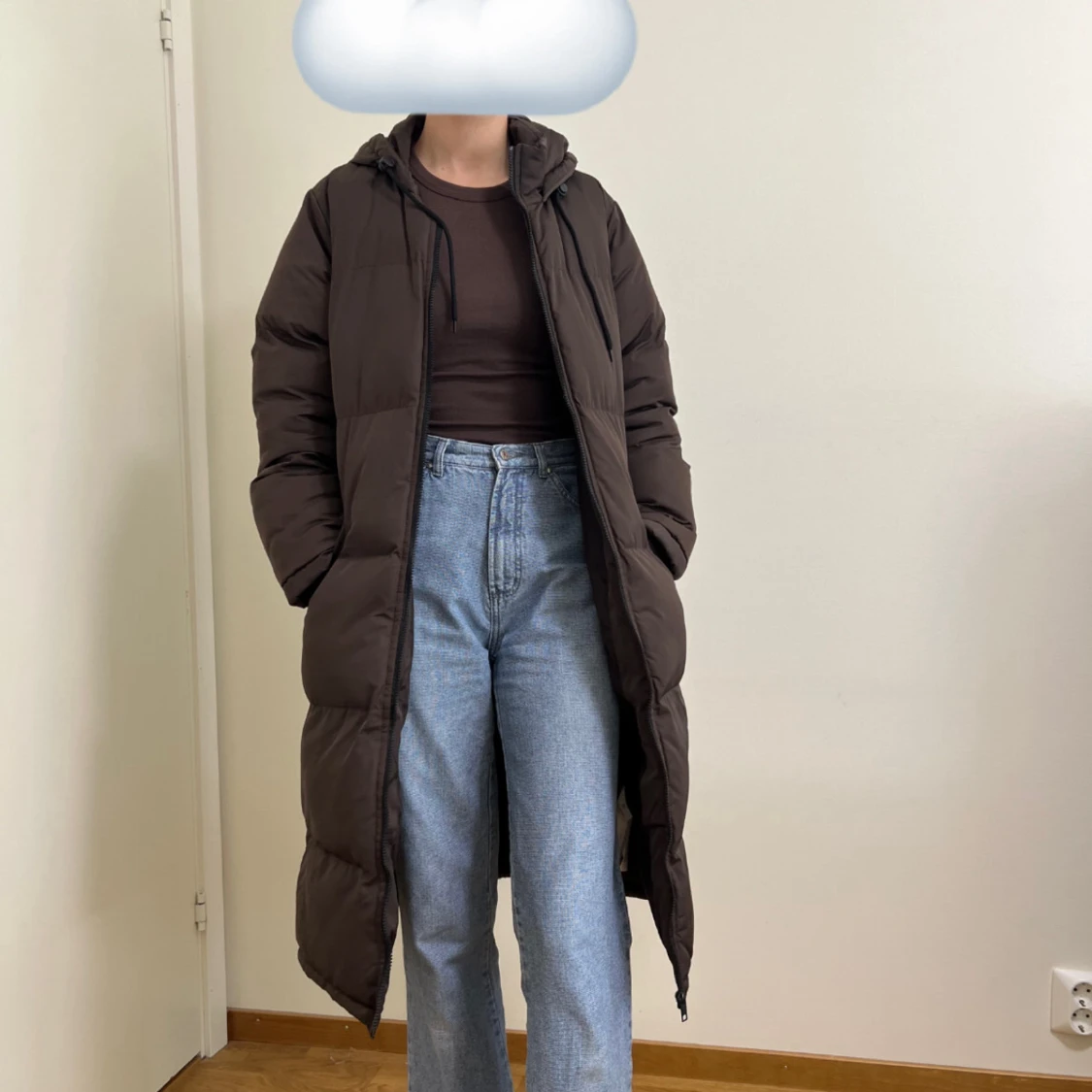 Lång brun pufferjacka med huva