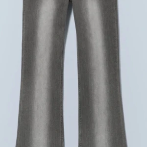 Grå bootcut jeans med utsvängda ben - Säljer nu mina fina jeans från weekday. Säljer pga av att de är för små💕 Så coola och fixar verkligen upp en outfit lätt 🤗