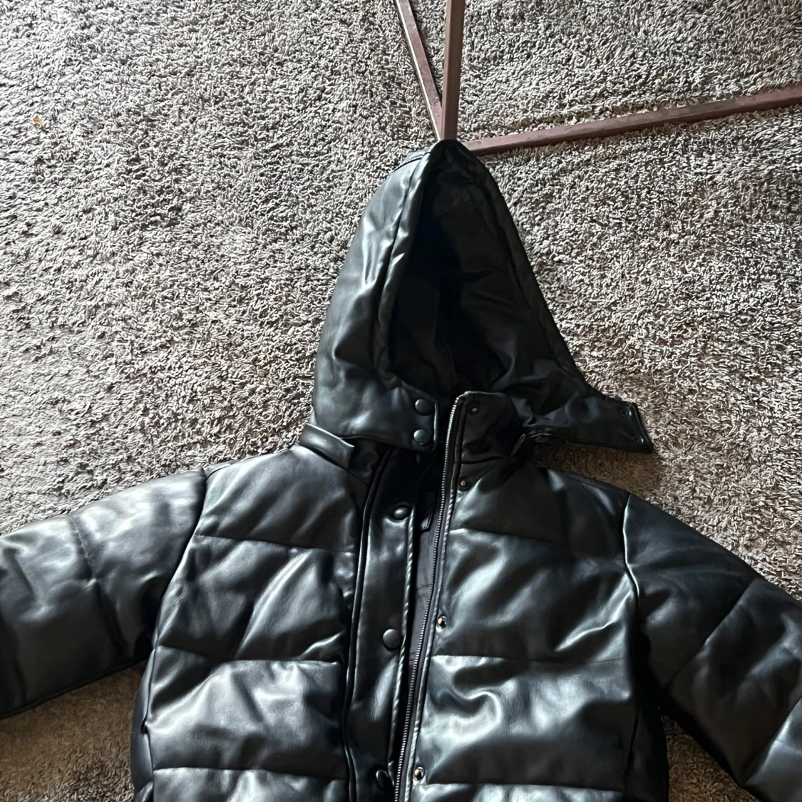 Svart pufferjacka i skinnimitation