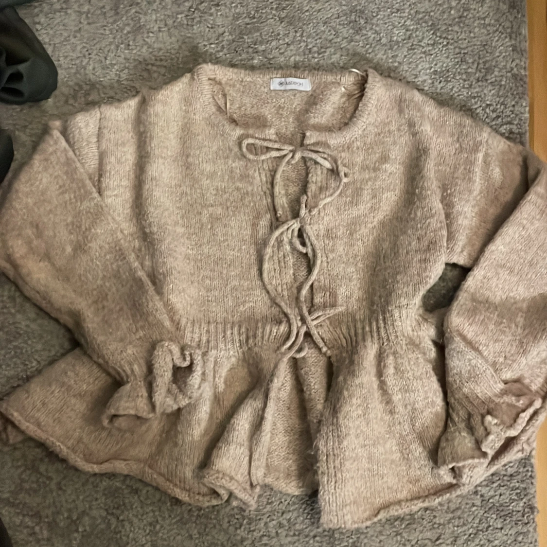 Beige stickad kofta med snörning