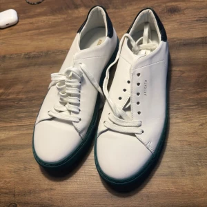 Vita sneakers från Axel Arigato - Stilrena vita sneakers från Axel Arigato. Säljs då dom aldrig kommit till användning. Pris kan diskuteras.