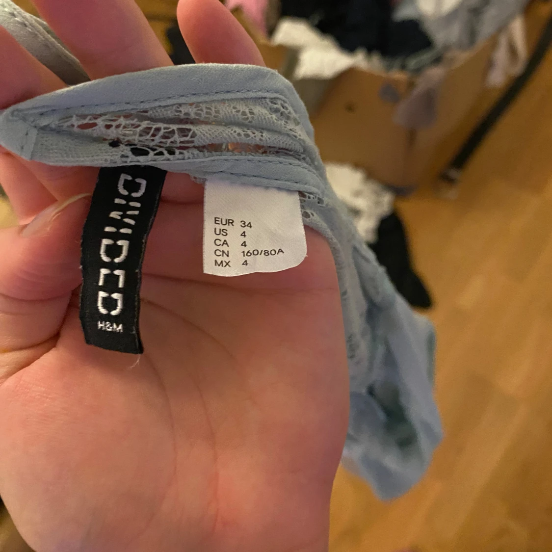 Ljusblå blus med spets från Divided - 3