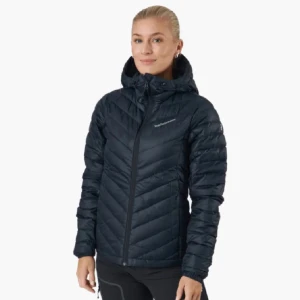 Svart dunjacka från Peak Performance - Snygg svart dunjacka från Peak Performance med huva och dragkedja framtill. Jackan har ett stilrent, quiltat mönster och är perfekt för kalla dagar. Långärmad modell med smidig passform och diskret logga på bröstet.