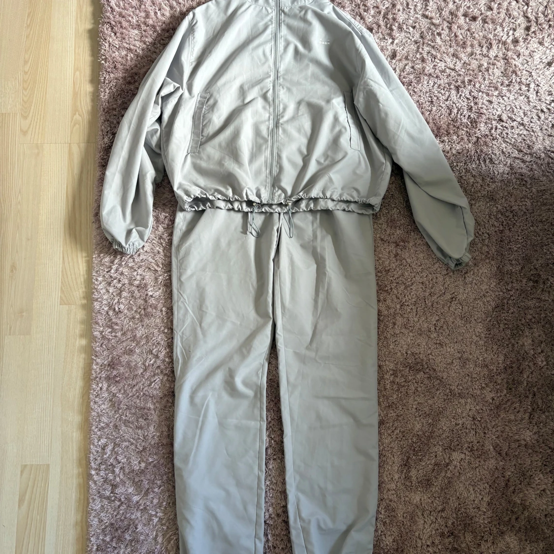 Ljusgrå tracksuit från A-DSGN