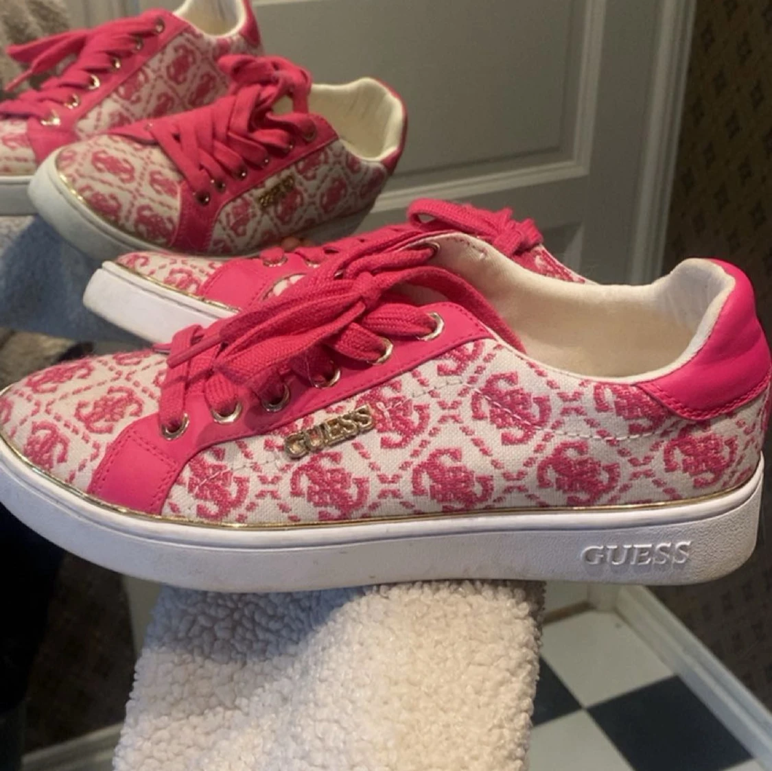 Rosa och vita sneakers från Guess