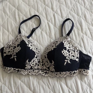 Mörkblå Intimissimi bh  - Supersnygg marinblå Intimissimi bh med broderade blommor och spetsdetaljer, inga deffekter ❤️