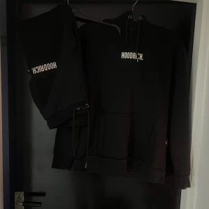 Svart Hoodrich set - Säljer min svarta Hoodrich set till ett kanon pris. Jätte fint skick! Går även att köpas separat för 250:-