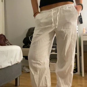 Vita linnebyxor - Säljer mina linnebyxor då de inte kommit till användning. De är jätte snygga och sköna med fickor!! 
