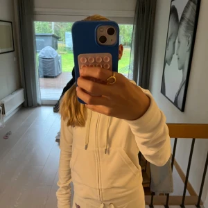 Vitt set Juicy Couture 🤍 - Säljer ett vitt set från Juicy Coture! Super skönt, nästan aldrig använt.