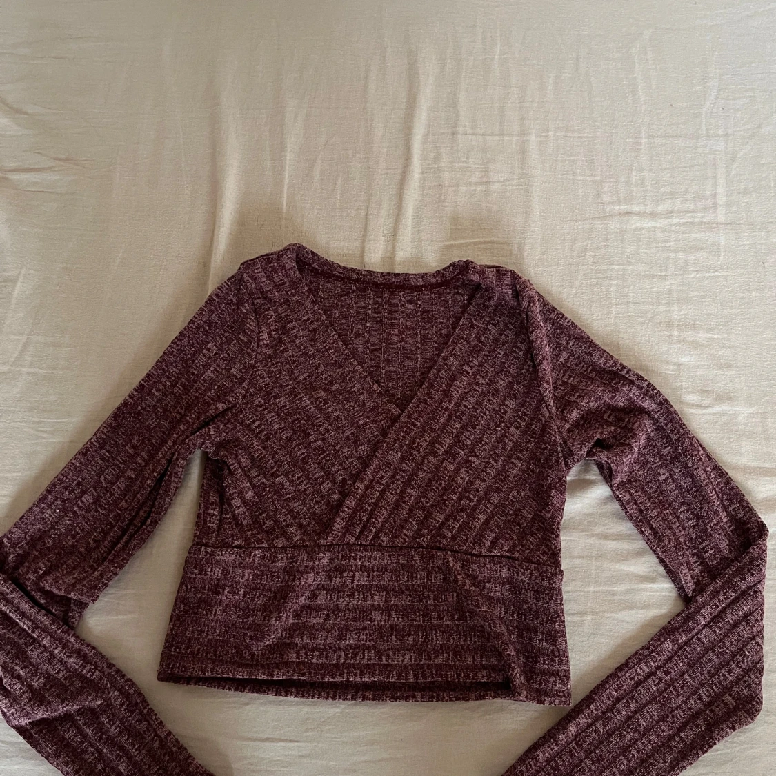 Vinröd omlottopp med ribbad struktur - 1