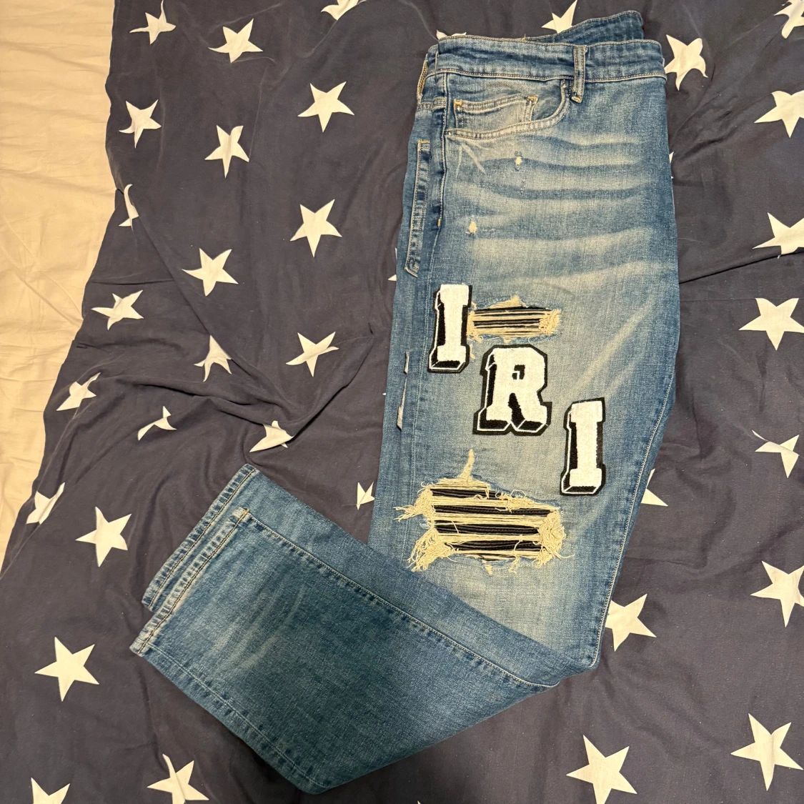 Blå ripped jeans från Amiri med patchar - 2