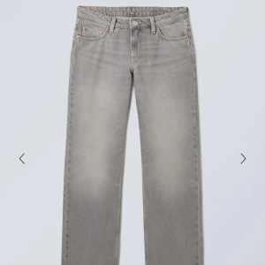 Lågmidjade jeans - Supersnygga low waist jeans från weekday i modellen arrow low! Sparsamt använda inga defekter💞 nypris 590
