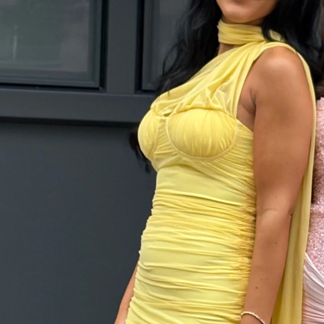 Gul långklänning med omlott och slits - 2